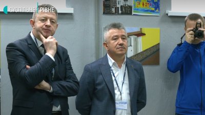 VR-окуляри, лазерні верстати і не тільки: на Рівненщині відкрили першу в Україні стем-лабораторію VR-окуляри, лазерні верстати і не тільки: на Рівненщині відкрили першу в Україні стем-лабораторію