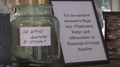 Житель Маріуполя надає допомогу переселенцям у гуманітарному хабі в Дніпрі Житель Маріуполя надає допомогу переселенцям у гуманітарному хабі в Дніпрі