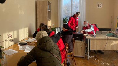 Жителі села Тудорів пишуть заяви на допомогу від Червоного Хреста Жителі села Тудорів пишуть заяви на допомогу від Червоного Хреста