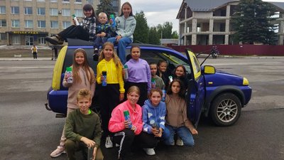 Продаючи пампухи, діти заробили на авто для зенітників волинської бригади