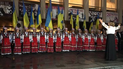 "Схід і захід разом!". Закарпатський народний хор зустрів сонце "Молитвою за Україну"
