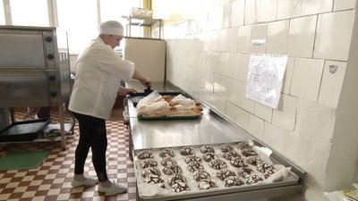 "І в другій годині ночі приходили": як в умовах відключень світла кухарі готують сніданки та обіди для школярів Луцька "І в другій годині ночі приходили": як в умовах відключень світла кухарі готують сніданки та обіди для школярів Луцька