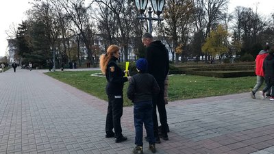 "Не можна побачити пішоходів": у Полтаві роздавали світлоповертальні елементи "Не можна побачити пішоходів": у Полтаві роздавали світлоповертальні елементи