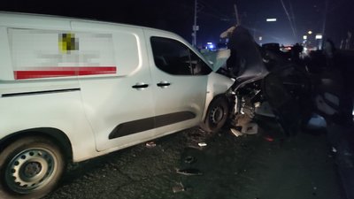 У Харкові сталася аварія на блокпосту: четверо людей травмовані, одну з машин розірвало навпіл У Харкові сталася аварія на блокпосту: четверо людей травмовані, одну з машин розірвало навпіл