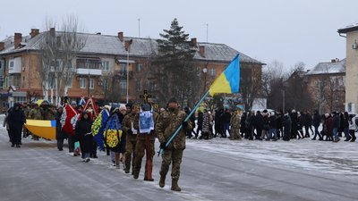 На Кіровоградщині у Світловодській громаді попрощалися з військовим Олександром Бєлих На Кіровоградщині у Світловодській громаді попрощалися з військовим Олександром Бєлих