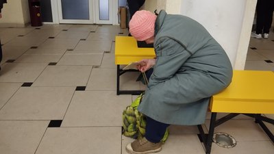 Пенсіонери отримують 1000 гривень через "Укрпошту" Пенсіонери отримують 1000 гривень через "Укрпошту"
