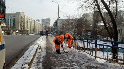 Потепління та ожеледиця: як у Києві комунальники прибирають місто