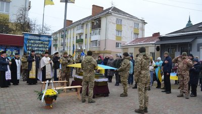 На Рівненщину для прощання привезли тіло бійця “Айдару”. Прах мають розвіяти над Луганщиною На Рівненщину для прощання привезли тіло бійця “Айдару”. Прах мають розвіяти над Луганщиною