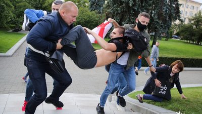 Автозаки, спецназ, затримання. Як влада Білорусі приборкує передвиборчі протести