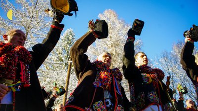 "Проживіть. Прослухайте, прочуйтеся!". Репортаж про коляду й Різдво в Криворівні "Проживіть. Прослухайте, прочуйтеся!". Репортаж про коляду й Різдво в Криворівні