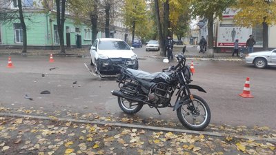 У Шостці водій автомобіля наїхав на мотоцикл: є постраждалі У Шостці водій автомобіля наїхав на мотоцикл: є постраждалі
