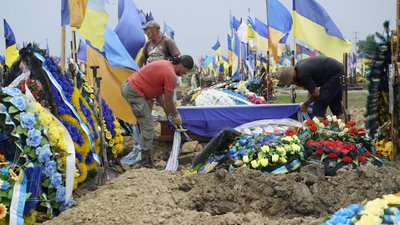 "Загинув, захищаючи небо над Донеччиною". У Харкові поховали пілота, який загинув у авіатрощі під Бахмутом