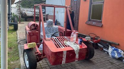 Черкаські пожежники майструють свій автомобіль до фестивалю "Крутий спуск" Черкаські пожежники майструють свій автомобіль до фестивалю "Крутий спуск"