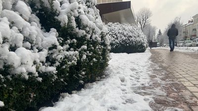 Засніжена вулиця у місті Хмельницькому