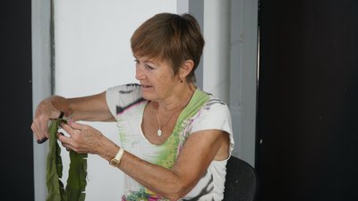Плетуть кікімори та шиють балаклави: у Дніпрі благодійний фонд робить маскувальні вироби для військових Плетуть кікімори та шиють балаклави: у Дніпрі благодійний фонд робить маскувальні вироби для військових