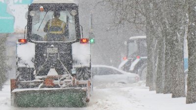 Снігопад у Чернігові: вісім тракторів та майже 50 працівників, як працюють комунальники