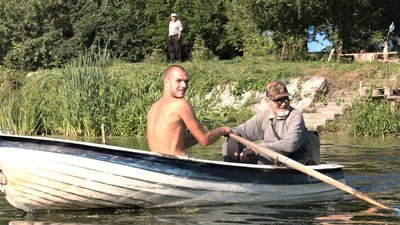 Жителі громади на Харківщині дістаються додому човном через зруйновані мости