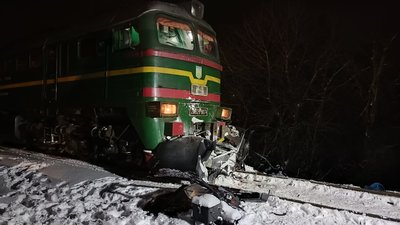 В Угринові на Івано-Франківщині потяг збив автомобіль. Загинули двоє людей В Угринові на Івано-Франківщині потяг збив автомобіль. Загинули двоє людей