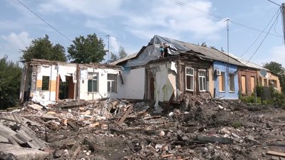 Не дочекалися комунальників: харків’яни самі ремонтують будинок, в який влучила російська ракета