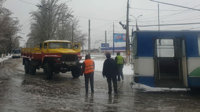 Обледенілі дерева, ожеледь та дощ: у Херсоні негода