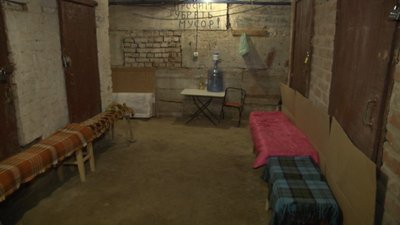 Провели воду, світло, встановили місця для сидіння: як в одній із багатоповерхівок Вінниці під укриття обладнали підвал