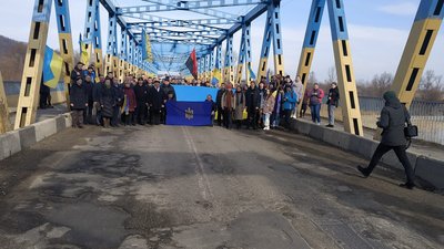 Розгортали прапори й робили живі ланцюги. Як на Буковині відзначили День єднання