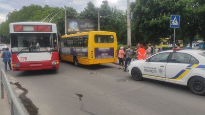 У Луцьку в мікрорайоні ЛПЗ зіткнулися тролейбус і маршрутка У Луцьку в мікрорайоні ЛПЗ зіткнулися тролейбус і маршрутка