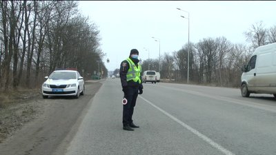 Вінницькі патрульні перевіряють перевізників та їх пасажирів на дотримання карантинних вимог