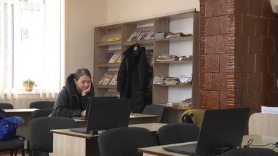 Студентка приходить до "пункту незламності, щоб підготуватися до сесії. 7 грудня 2022 рік Студентка приходить до "пункту незламності, щоб підготуватися до сесії. 7 грудня 2022 рік