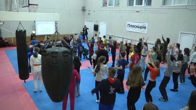 Хмельничани долучилися до встановлення національного рекорду у всесвітній День руху задля здоров’я Хмельничани долучилися до встановлення національного рекорду у всесвітній День руху задля здоров’я