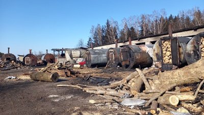 Шкодили екології: на Рівненщині зупинили випалювання вугілля у десятках бочок – прокуратура