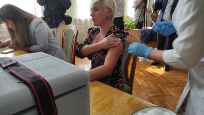 В Івано-Франківську депутати міської ради щепилися від COVID-19 під час сесії