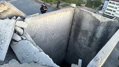Наслідки удару РФ по багатоповерхівці в Лозовій на Харківщині