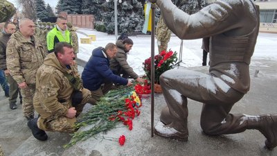 У Черкасах відзначили День пам'яті захисників Донецького аеропорту У Черкасах відзначили День пам'яті захисників Донецького аеропорту