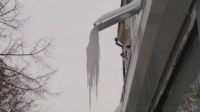 Збивати бурульки у Житомирі почнуть з настанням відлиги Збивати бурульки у Житомирі почнуть з настанням відлиги