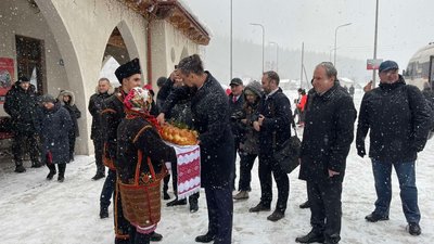 Через Франківськ до гірських курортів вперше проїхав потяг Львів – Ясіня: як це відбувалося Через Франківськ до гірських курортів вперше проїхав потяг Львів – Ясіня: як це відбувалося