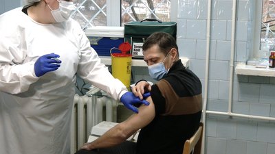 У Рівному троє людей вакцинувались від COVID поза чергою. Хто вони У Рівному троє людей вакцинувались від COVID поза чергою. Хто вони