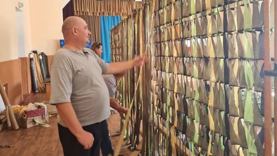 Володимир Олійник із 25 лютого 2022 року плете захисні сітки в будинку культури Володимир Олійник із 25 лютого 2022 року плете захисні сітки в будинку культури