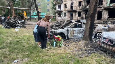 "Стільки люті, стільки сліз, стільки болю". У Кривому Розі вшанували загиблих під час ракетного удару