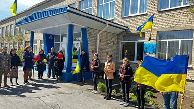 На Запоріжжі відкрили меморіальну дошку на честь військовослужбовця Олександра Давиденка На Запоріжжі відкрили меморіальну дошку на честь військовослужбовця Олександра Давиденка