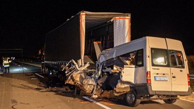 В Угорщині мікроавтобус з українцями врізався у вантажівку, п’ятеро загиблих В Угорщині мікроавтобус з українцями врізався у вантажівку, п’ятеро загиблих