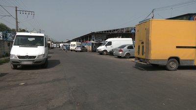 У центрі Рівного хочуть запровадити платні парковки У центрі Рівного хочуть запровадити платні парковки