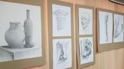 Взялись за пензлі дорослими: у Рівному експонують "академізм початківців" Взялись за пензлі дорослими: у Рівному експонують "академізм початківців"