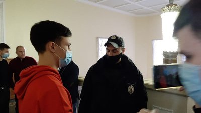 Під час сесії Харківської міськради у залі розкидали бутафорські гроші
