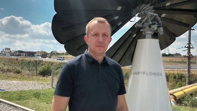 Працівника цієї компанії, яка встановлює сонячні батареї, Олександр Кошак Працівника цієї компанії, яка встановлює сонячні батареї, Олександр Кошак