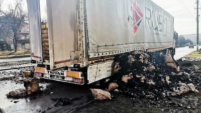 У Кам’янці-Подільському на дорозі зайнялась фура з вугіллям У Кам’янці-Подільському на дорозі зайнялась фура з вугіллям