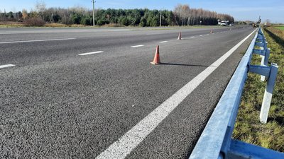 На міжнародній трасі у межах Волині встановлюють бар'єрне огородження на узбіччях На міжнародній трасі у межах Волині встановлюють бар'єрне огородження на узбіччях
