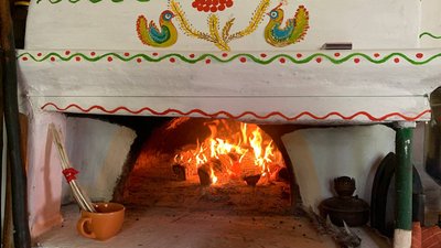Як народжується сільська паска з печі