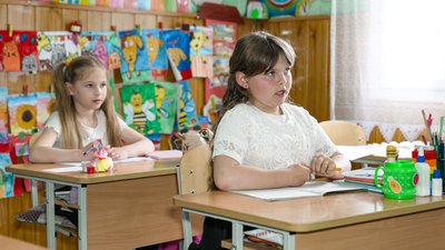 Діти у Новововчинецькій школі