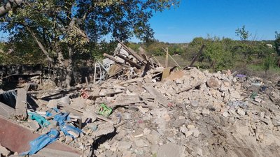 На Запоріжжі рятувальники дістали з-під завалів сім'ю, яка ховалася у погребі На Запоріжжі рятувальники дістали з-під завалів сім'ю, яка ховалася у погребі